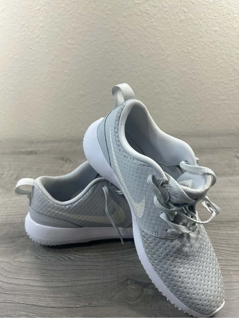 Nike Women’s Lightweight Running Sneakers White Athletic Shoes Size 7.5